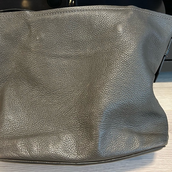 Marc Jacobs Gray Leather Shoulder Bag with Slouchy Design - Picture 2 of 12